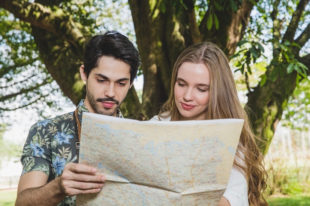 Pareja joven mirando al mapa