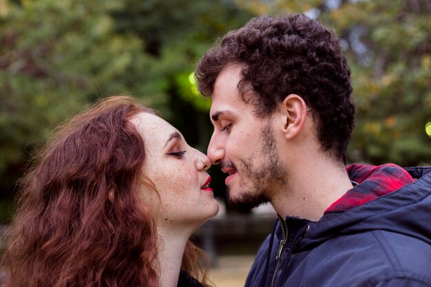 Foto gratuita pareja joven mirando el uno al otro en la calle