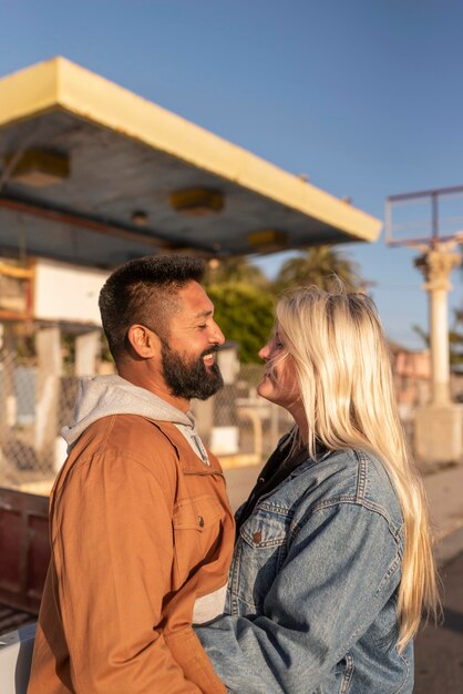 Pareja joven mirando el uno al otro mientras sonríe