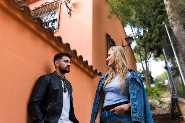 Pareja joven mirando el uno al otro