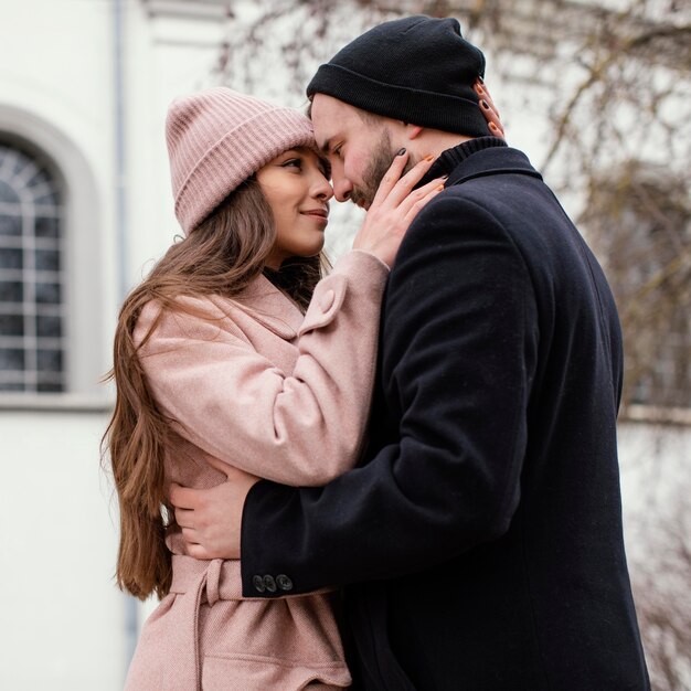 Pareja joven mirando el uno al otro