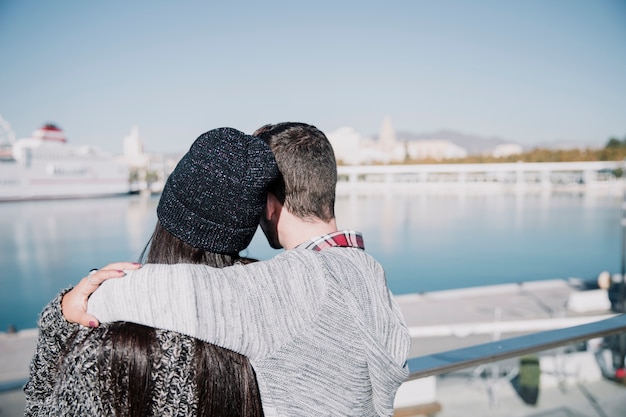 Foto gratuita pareja joven mirando hacia barco