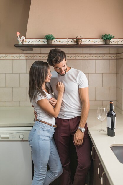 Pareja joven mirando el vino