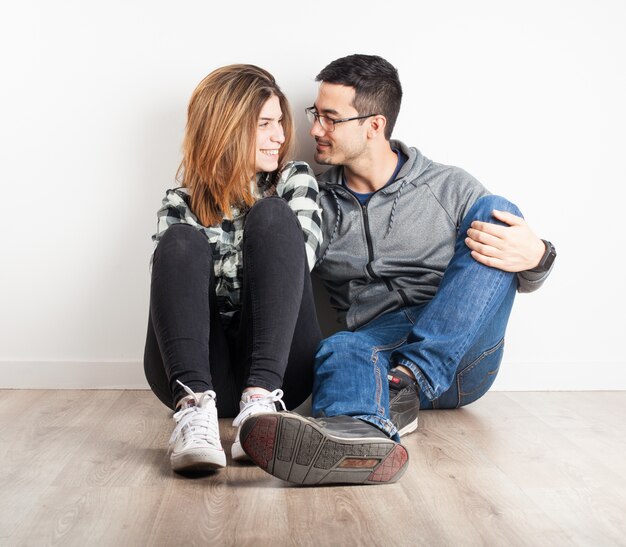 Pareja jóven mirándose a los ojos