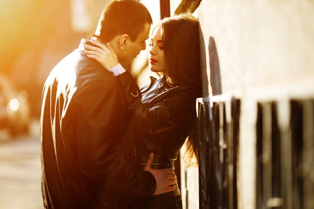 Pareja joven en un momento romántico al atardecer