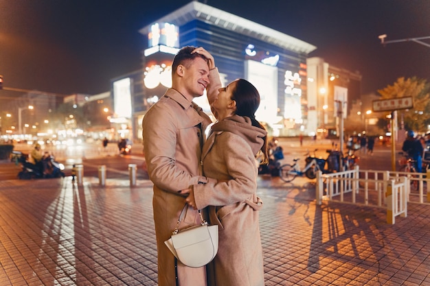 Pareja joven mostrando afecto en medio de Beijing, China