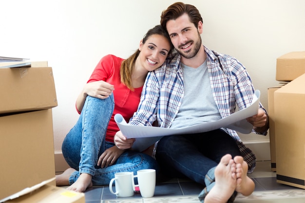 Foto gratuita pareja joven en movimiento en casa nueva