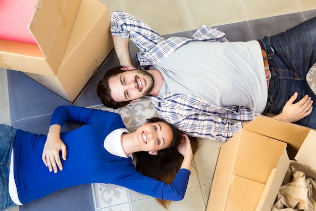 Pareja joven en movimiento en casa nueva