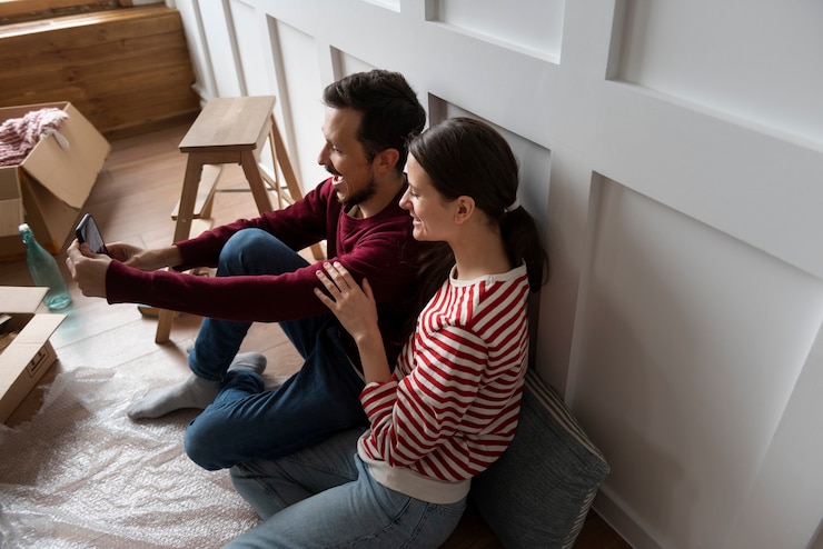 Foto gratuito pareja joven mudándose a una nueva casa
