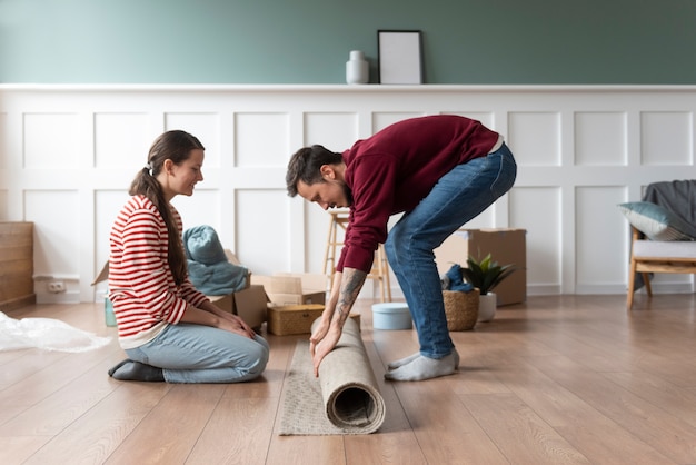 Pareja joven mudándose a una nueva casa