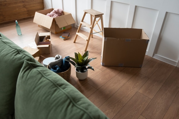 Foto gratuita pareja joven mudándose a una nueva casa