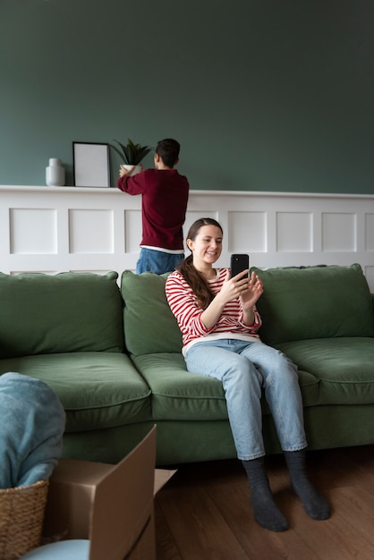 Pareja joven mudándose a una nueva casa