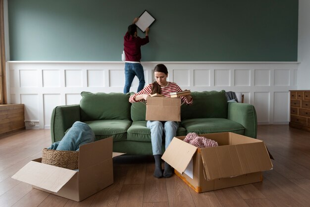 Pareja joven mudándose a una nueva casa