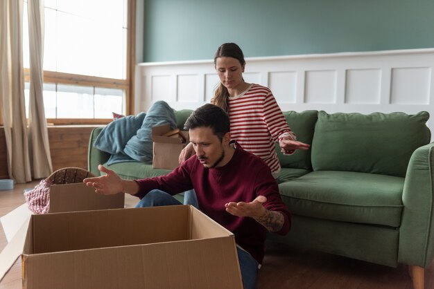 Pareja joven mudándose a una nueva casa