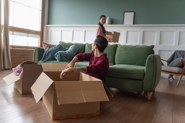 Pareja joven mudándose a una nueva casa