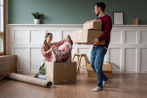 Pareja joven mudándose a una nueva casa