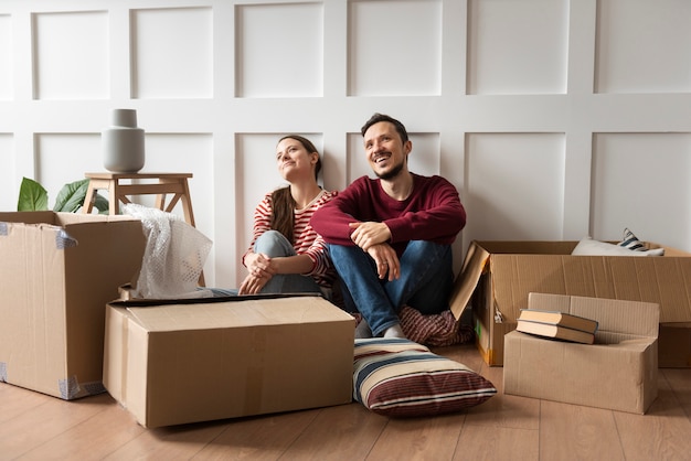 Pareja joven mudándose a una nueva casa