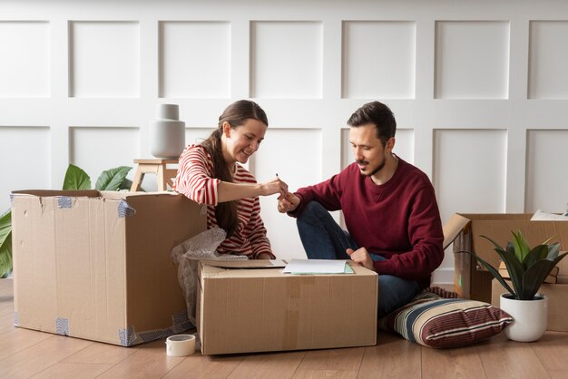 Pareja joven mudándose a una nueva casa