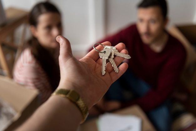 Pareja joven mudándose a una nueva casa