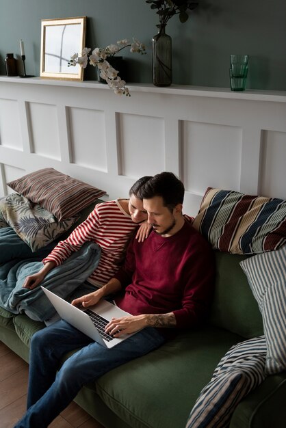 Foto gratuita pareja joven mudándose a una nueva casa