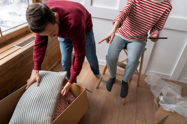 Pareja joven mudándose a una nueva casa