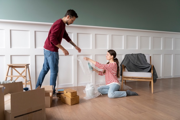 Pareja joven mudándose a una nueva casa