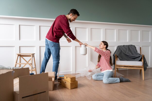 Pareja joven mudándose a una nueva casa