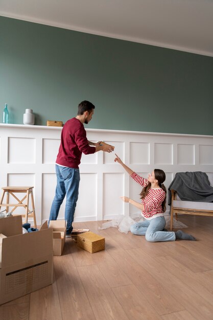 Pareja joven mudándose a una nueva casa