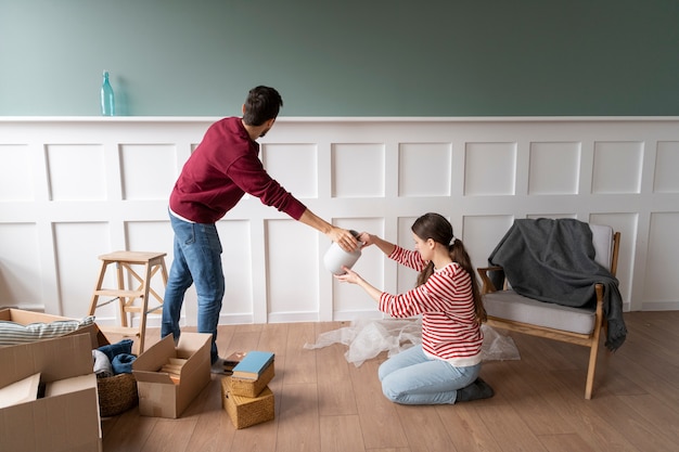 Pareja joven mudándose a una nueva casa