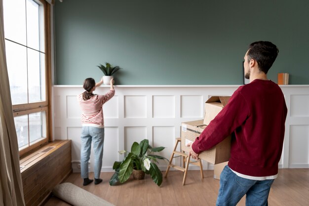 Pareja joven mudándose a una nueva casa