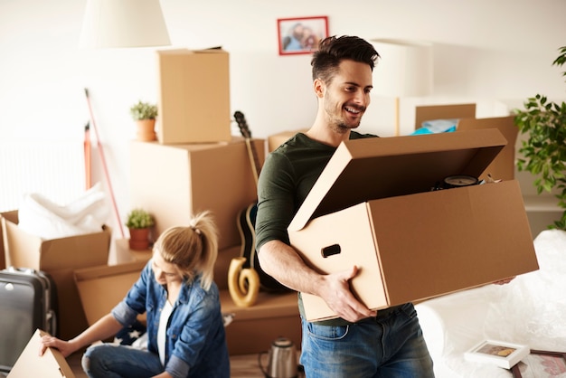 Foto gratuita pareja joven, mudarse a una casa