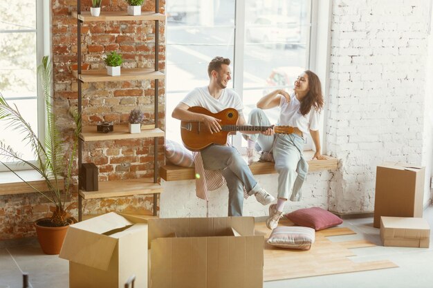 Pareja joven se mudó a una nueva casa o apartamento