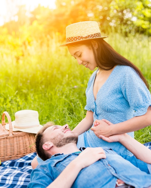 Pareja joven multirracial tomados de la mano