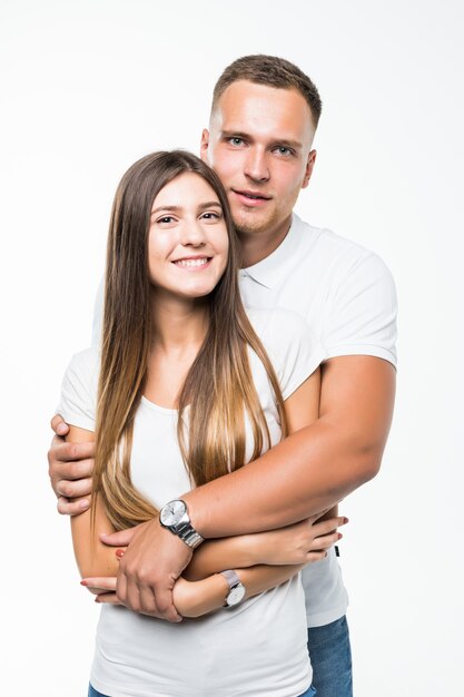 Pareja joven muy sonriente aislado sobre fondo blanco.