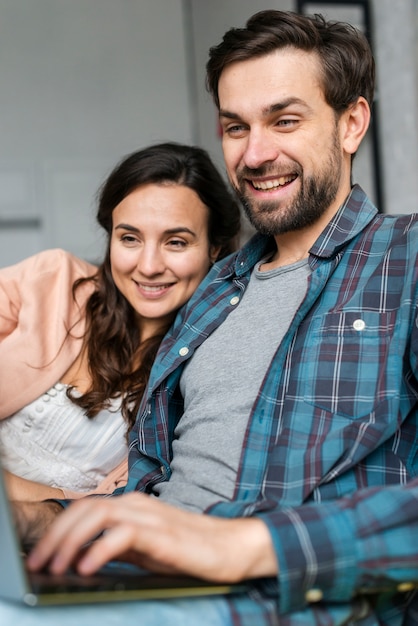 Pareja joven navegando por internet