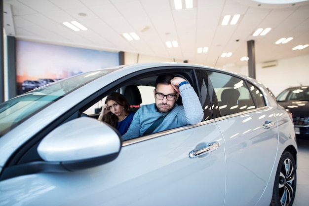 Pareja joven no puede ponerse de acuerdo sobre el auto nuevo que quieren comprar