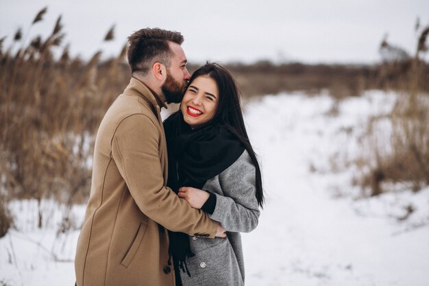 Pareja joven en el parque de invierno