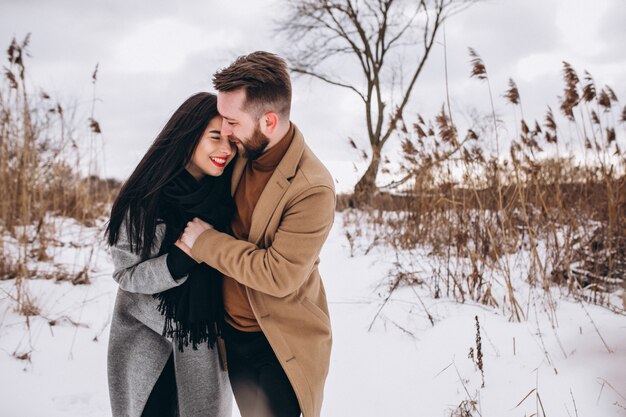 Pareja joven en el parque de invierno