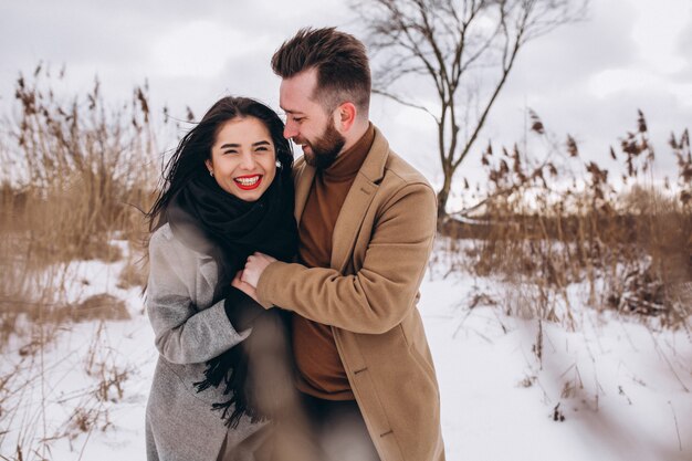 Pareja joven en el parque de invierno