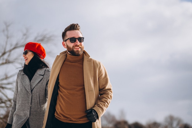 Pareja joven en el parque de invierno