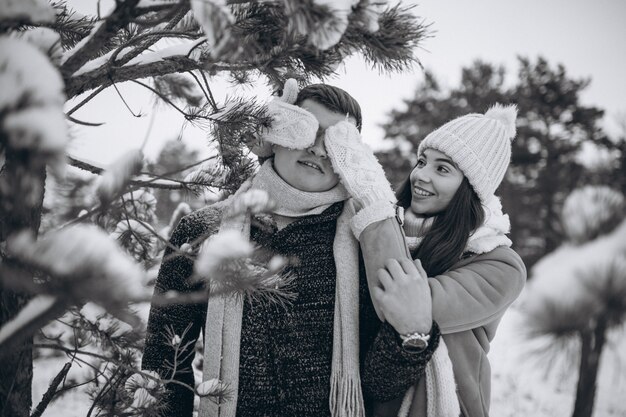 Pareja joven en el parque de invierno