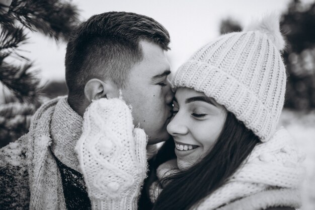 Pareja joven en el parque de invierno