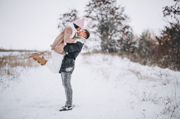 Pareja joven en el parque de invierno