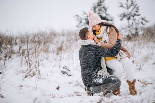 Pareja joven en el parque de invierno