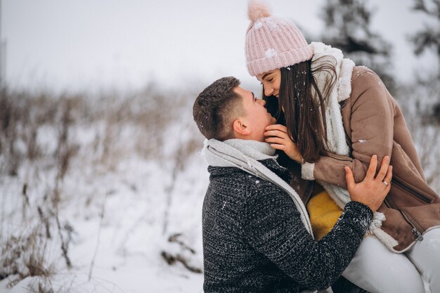 Pareja joven en el parque de invierno