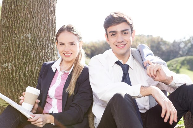 Pareja joven pasando tiempo juntos al aire libre