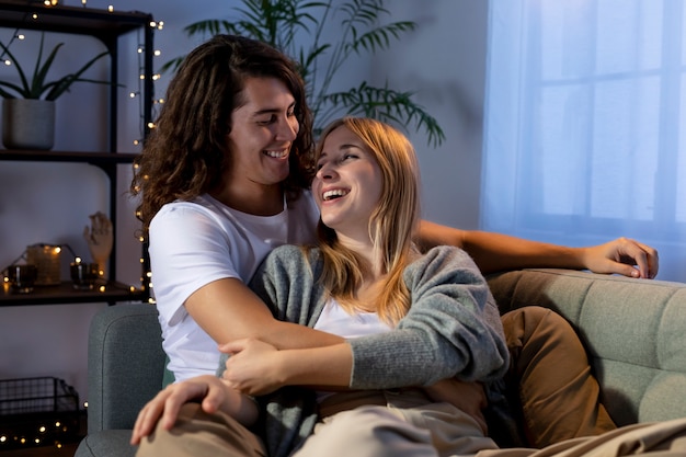 Pareja joven pasando tiempo juntos por la noche