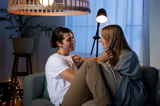 Pareja joven pasando tiempo juntos por la noche