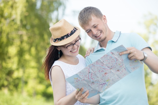 Pareja joven pasándolo bien con un mapa