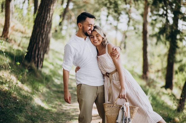 Pareja joven paseando por el bosque